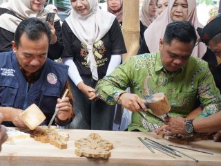 Wisatawan Disuguhkan Pengalaman Mengukir Sebelum Berangkat Karimunjawa