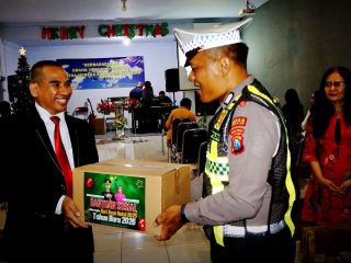 Wujud Toleransi Lintas Agama, Polres Trenggalek Bagikan Bingkisan Natal ke Gereja