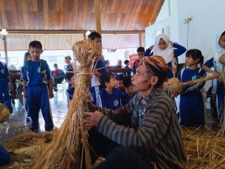 Asyiknya Membuat Memeden Gadhu dari Jerami Bersama Maestro Mbah Juri