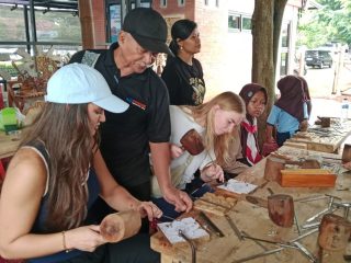 Cerita Wisatawan Mancanegara saat Pertama Kali Belajar Mengukir