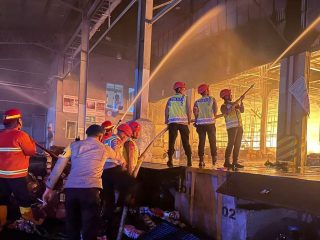 Kebakaran Dua Kelinci, Pemadaman 10 Jam dengan Puluhan Armada Damkar