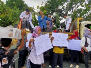 Warga Geruduk PN Pati, Desak Pembebasan Botok Cs