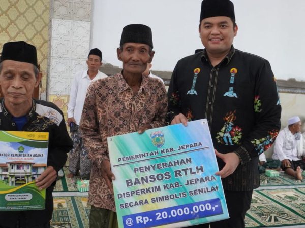 Kunjungi Rumah Ibadah Lintas Agama di Jepara, Wabup Bagikan Bantuan 