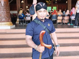 Penuhi Nazar, Wawan Jalan Kaki Serahkan Pusaka Tulak ke Bupati Jepara