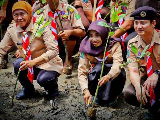 Tanam Mangrove Bersama Gerakan Pramuka, Ini Pesan Gubernur Jatim