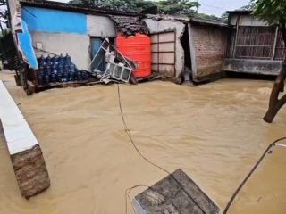 Banjir Parah Rendam Pantura Juwana–Batangan, Ruko Warga Roboh Terbawa Arus