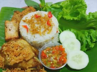 Nikmatnya Perpaduan Nasi Liwet Sunda-Jepara, Lengkap Lalapan Petai dan Jengkol 