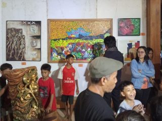 Sejumlah Seniman Plat K Gelar Pentas Seni di Desa Srobyong