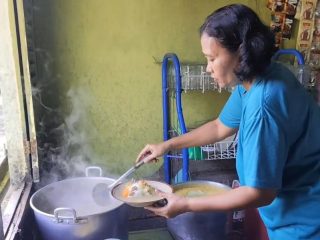 Berada Depan Kuburan, Warung di Pati Sajikan Sup Pocong