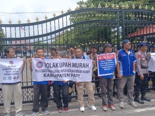 Sudewo Temui Massa Aliansi Buruh, UMK Pati 2026 Disepakati Rp2,48 Juta