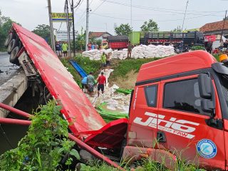 Truk Tronton Muat Pupuk Terjun ke Sungai Kaliombo Pati