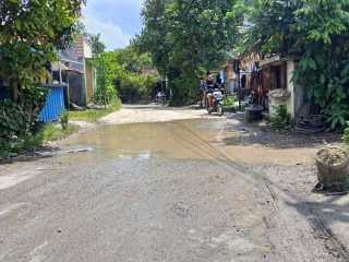 Warga Maguan Swadaya Uruk Jalan Berlubang Penghubung Rembang-Pati