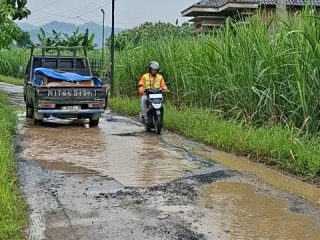 Jalan Desa Pegandan Rusak Parah, 5 Tahun Tak Diperbaiki