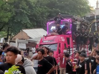 Beban Berlebih, Truk Sound Horeg Hampir Ambruk saat Karnaval di Prawoto Sukolilo