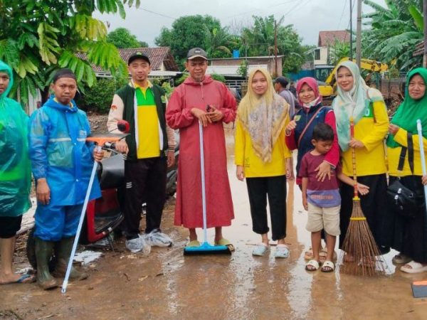 Bimas Islam dan Penyuluh Kantor Kemenag Pati Bantu Korban Banjir
