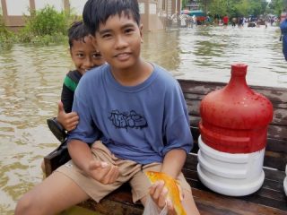 Hiburan di Tengah Banjir Kasiyan, Alfino Bawa Pulang Tombro