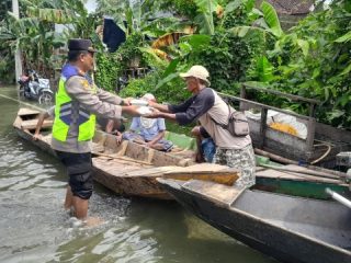 Polsek Sukolilo dan Gereja JKI Salurkan Bantuan untuk Korban Banjir Kasiyan