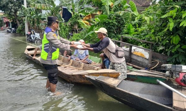 Polsek Sukolilo dan Gereja JKI Salurkan Bantuan untuk Korban Banjir Kasiyan