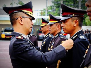 Puluhan Polisi Trenggalek Terima Satyalancana Pengabdian