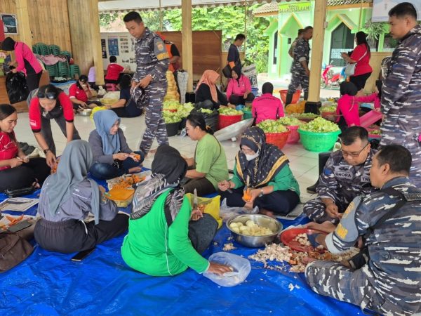 TNI AL Gerak Cepat Buka Dapur Umum untuk Korban Banjir Juwana
