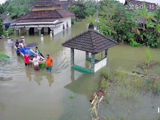 Banjir Melanda, Perahu Antar Jenazah di Mintobasuki Menuju Pemakaman 