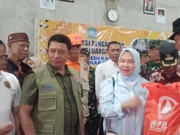 Kepala BNPB Salurkan Bantuan untuk Korban Banjir Pati