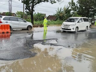 Awas! Ruas Pantura Pati-Juwana Banyak Jalan Berlubang
