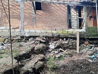 Hujan Deras Picu Tanah Gerak di Dukuh Gobok Kaliori, Rumah dan Jalan Terancam