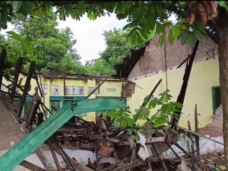 Bangunan di SDN Sambirejo 02 Rusak Parah hingga Ambruk