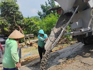 Warga Wukirsari Cor Jalan dengan Dana Pribadi 