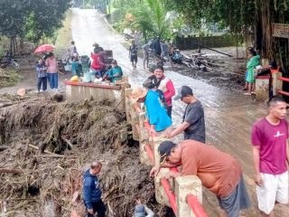 Antisipasi Banjir Susulan, Warga Pohgading Bersihkan Jembatan Tersumbat