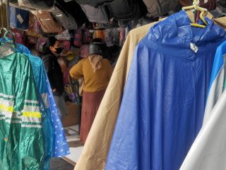 Curah Hujan di Pati Tinggi, Penjual Jas Hujan Kedatangan Banyak Pembeli