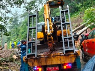 Desa Tempur Jepara Lumpuh Total, Puluhan Titik Longsor Putus Akses Jalan
