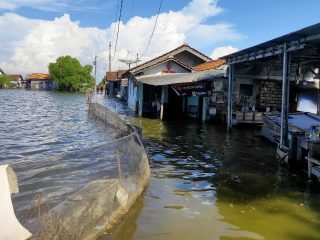 Banjir Hancurkan Tambak Nila Salin di Tunggulsari