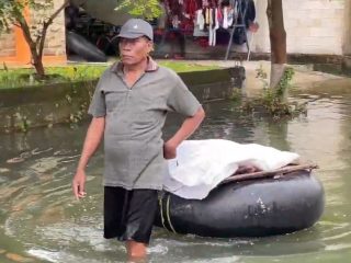 Banjir Masih Merendam, Warga Mintomulyo Bikin Perahu Rakitan Sendiri