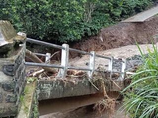 Jembatan Ambruk Diterjang Banjir, Aktivitas Warga Klakahkasihan Terhambat