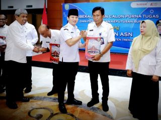 Jelang Pensiun, Puluhan PNS Pemkab Trenggalek Terima SK Bupati