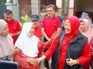 Suhartini Bagikan Sembako ke Warga Sidokerto