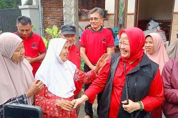 Suhartini Bagikan Sembako ke Warga Sidokerto