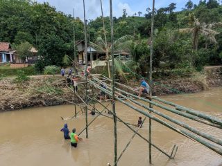 Jembatan Bambu Dibangun untuk Akses Darurat Warga Wedusan