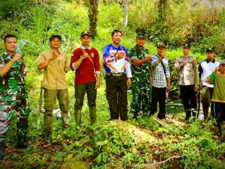 Lestarikan Lingkungan, Bhabinkamtibmas di Trenggalek Turut Tanam Pohon
