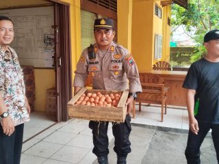 Polsek Sukolilo Gandeng Pengusaha Salurkan Bantuan ke Korban Banjir