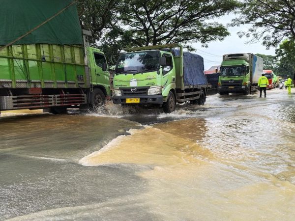 Banjir Pantura, Sopir Truk Terpaksa Tempuh Semarang-Pati 18 Jam