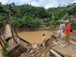 Jembatan Penghubung Pati-Jepara Diseret Banjir, Puluhan Siswa Tak Masuk Sekolah