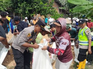 Polsek Sukolilo Kerja Bakti Bareng Warga Tanggulangi Luapan Sungai