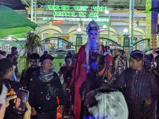 Cahaya Lampion Terangi Tradisi Baratan di Bandungrejo