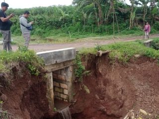 Talud Jembatan di Perumahan Metaraman Ambrol Bikin Warga Was-was