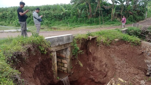 Talud Jembatan di Perumahan Metaraman Ambrol Bikin Warga Was-was
