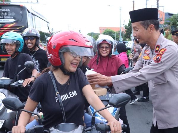 Polisi Jepara Bagikan Takjil Gratis untuk Pengguna Jalan Selama Ramadan