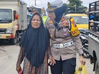 Sisi Lain Operasi Keselamatan, Kasatlantas Polres Rembang Bantu Ibu-ibu di Pasar